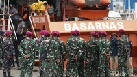 KRI Karau bersandar di dermaga JITC 2, Tanjung Priok, sebelum menurunkan benda maupun puing-puing dari pesawat Sriwijaya Air SJ182.