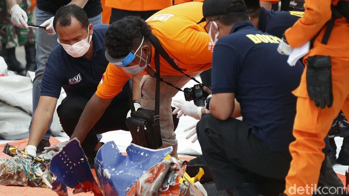 Serpihan pesawat Sriwijaya Air SJ182 yang berhasil ditemukan dikumpulkan di JITC 2 Tanjung Priok, Jakarta. Begini kondisinya.