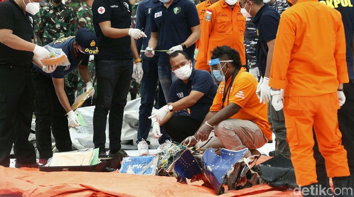 Ini Serpihan Sriwijaya Air SJ182 yang Berhasil Ditemukan Serpihan pesawat Sriwijaya Air SJ182 yang berhasil ditemukan dikumpulkan di JITC 2 Tanjung Priok, Jakarta. Begini kondisinya.