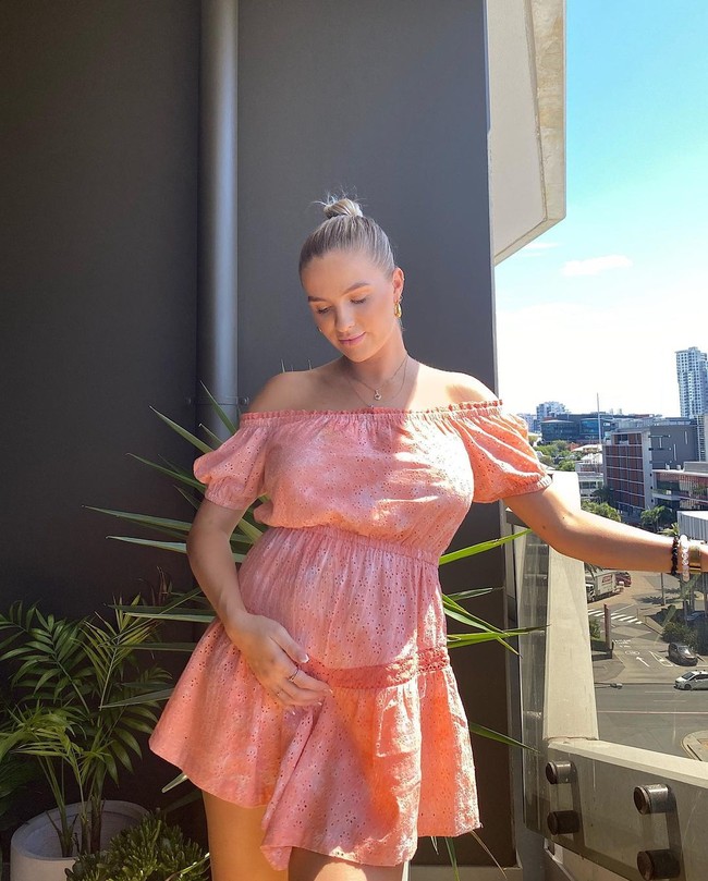 Isabelle baru saja melahirkan pada 1 Januari 2021.  Foto: dok. Instagram