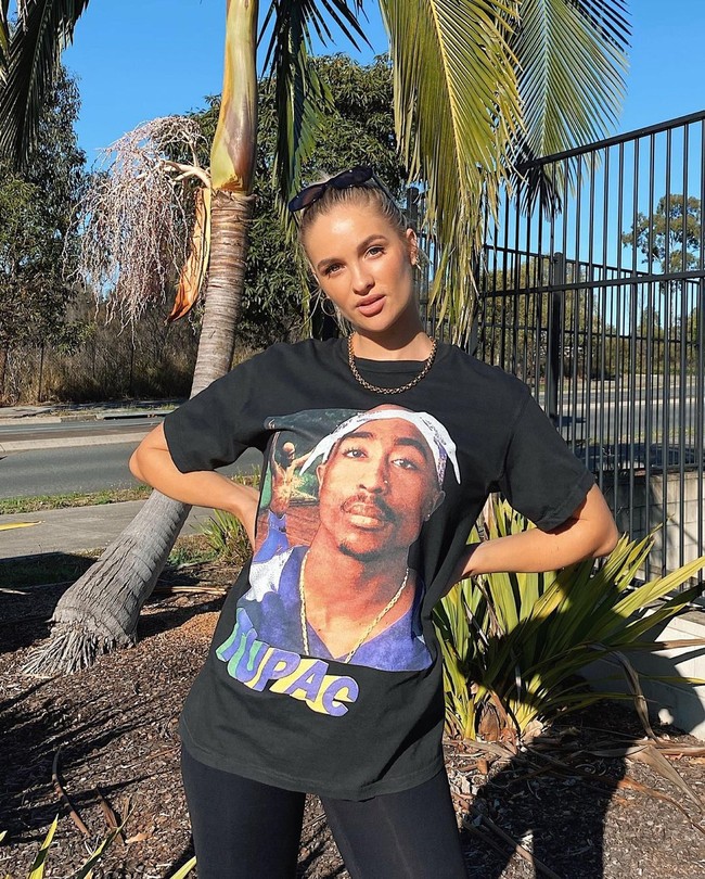 Kamu mungkin bertanya-tanya apa yang aku lakukan. Tapi kubis beku dapat menenangkan dan mengeluarkan racun dari payudaraku. Merasa sangat lebih baik setelah melakukan ini, tulis Isabelle di Instagramnya. Foto: dok. Instagram