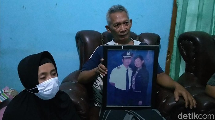 Kakak Capt Didik Gunardi, Inda Gunawan tak percaya adiknya menjadi korban Sriwijaya Air SJ 182 jatuh di Perairan Kepualaun Seribu. Inda saat ditemui di rumahnya di Pekalongan, Minggu (10/1/2021).