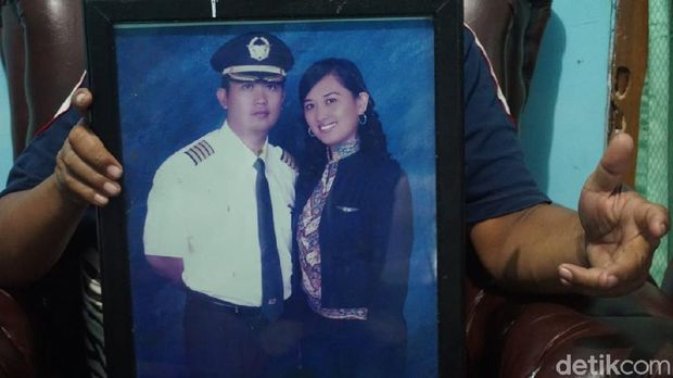 Kakak Capt Didik Gunardi, Inda Gunawan tak percaya adiknya menjadi korban Sriwijaya Air SJ 182 jatuh di Perairan Kepualaun Seribu. Inda saat ditemui di rumahnya di Pekalongan, Minggu (10/1/2021).