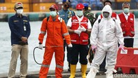 Dua petugas dikerahkan untuk melakukan penyemprotan.