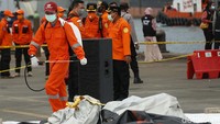 Semua kantong telah dilabeli di JICT lalu kemudian dibawa ke RS Polri Kramat Jati untuk diidentifikasi.