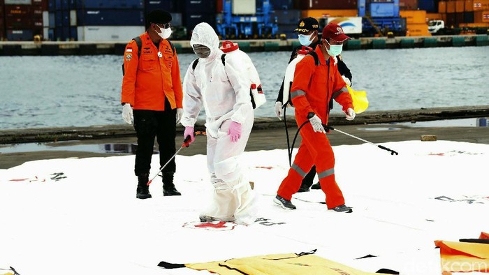 Kantong Jenazah Berisi Potongan Tubuh Korban Pesawat Sriwijaya Air Didisinfektan Kantong jenazah berisi potongan tubuh korban pesawat Sriwijaya Air SJ182 disemprot disinfektan. Hal ini untuk membunuh virus yang menyebabkan penyakit pada petugas.