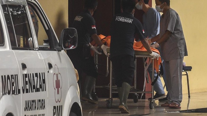 Petugas kedokteran forensik Rumah Sakit (RS) Polri Kramat Jati membawa kantong jenazah ke dalam Posko CT Scan Post Mortem, RS Polri Kramat Jati, Jakarta, Minggu (10/1/2021). RS Polri Kramat Jati kembali menerima tiga kantong jenazah korban kecelakaan pesawat Sriwijaya Air SJ 182 yang selanjutnya akan diidentifikasi. ANTARA FOTO/Muhammad Adimaja/aww.