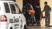 Kantong jenazah berisi potongan tubuh korban pesawat Sriwijaya Air SJ182 tiba di RS Polri, Jakarta, Minggu (10/1/2021).