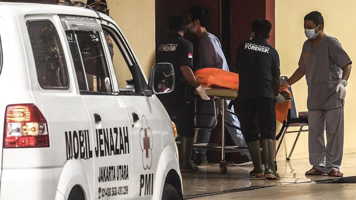 KANTONG JENAZAH KORBAN KECELAKAAN SRIWIJAYA AIR Petugas kedokteran forensik Rumah Sakit (RS) Polri Kramat Jati membawa kantong jenazah ke dalam Posko CT Scan Post Mortem, RS Polri Kramat Jati, Jakarta, Minggu (10/1/2021). RS Polri Kramat Jati kembali menerima tiga kantong jenazah korban kecelakaan pesawat Sriwijaya Air SJ 182 yang selanjutnya akan diidentifikasi. ANTARA FOTO/Muhammad Adimaja/aww.