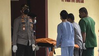 RS Polri Kramat Jati menerima kantong jenazah korban kecelakaan pesawat Sriwijaya Air SJ 182 yang selanjutnya akan diidentifikasi.