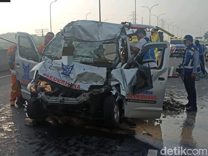 Kecelakaan terjadi di Jalan Tol Sidoarjo, KM 763 dari arah Porong. Minibus Daihatsu GranMax menabrak truk dari belakang.