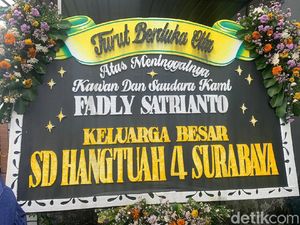 Karangan Bunga di Rumah Kru Sriwijaya Air SJ182 Fadly Satrianto