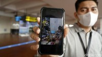 Salah satu keluarga korban menunjukan foto kerabatnya yang jadi korban jatuhnya pesawat Sriwijaya Air SJ182.