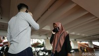 Yang lain tampak sibuk berkomunikasi dengan keluarga lainnya.