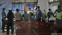 Sejumlah keluarga korban Sriwijaya Air Boeing 737-500 SJ182, masih mendatangi posko Crisis Center Terminal 2D Bandara Internasional Soekarno-Hatta, Minggu (10/01/2021) pagi. 