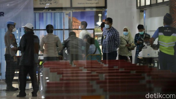 Keluarga Korban Sriwijaya Air SJ182 Serbu Crisis Center di Soetta Pihak Angkasa Pura II membentuk crisis center di Bandara Soekarno Hatta terkait insiden jatuhnya pesawat Sriwijaya Air SJ182. Crisis center banyak didatangi keluarag korban.