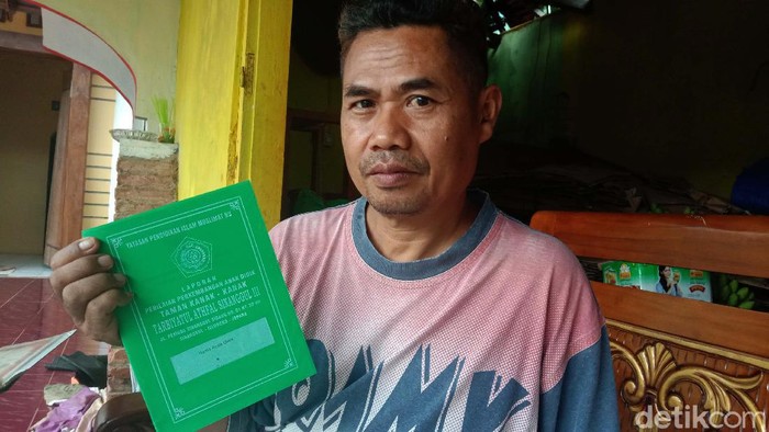 Kisah di Balik Nama Terpendek N dan . Pria asal Jepara Ali Masud (53) memberi nama kedua anaknya dengan nama unik yakni N (28) dan tanda baca . Yuk ikuti kisah dibalik pemberian nama tersebut.