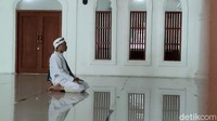 Meski tampak garang karena wajah dan tubuhnya dipenuhi Tato, tutur kata Yuda justru terdengar lembut. Yuda mengawali kisahnya dengan bercerita tentang masa kecilnya yang dekat dengan kehidupan pesantren. Dia mengaku sudah menjadi santri sejak Taman Kanak-kanak. Pernah pesantren di Klaten, kemudian gempa di sana, pindah ke Tangerang, kemudian di Bogor 6 tahun, lulus SD pindah ke pesantren dakwah di Salatiga, ujarnya.