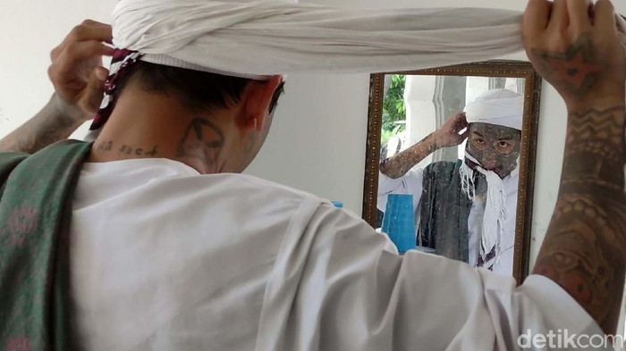 Kisah Hijrah Pemuda Berwajah Penuh Tato Ahmad Nur Kusuma Yuda (21) yang tubuhnya penuh tato memutuskan hijrah dan ingin berdakwah hingga ke ujung timur Indonesia. Yuk ikuti kisahnya.