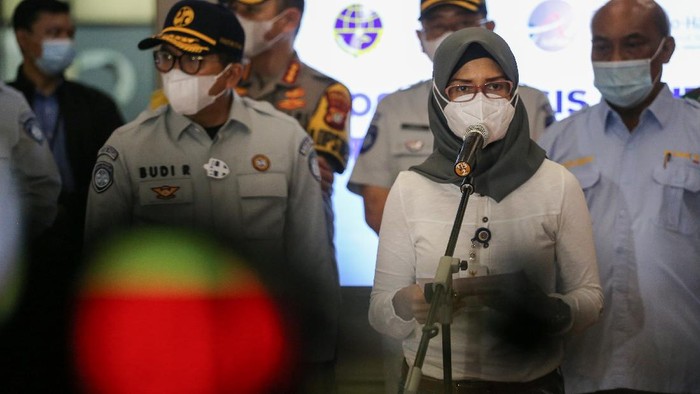 Juru Bicara Kementerian Perhubungan Adita Irawati (keenam kiri) memberikan keterangan pers terkait hilangnya kontak pesawat Sriwijaya Air SJ182 di Terminal 2D Bandara Soekarno-Hatta, Tangerang, Banten, Sabtu (9/1/2021). Dalam konferensi pers tersebut dinyatakan bahwa pesawat Sriwijaya Air SJ182 rute Jakarta-Pontianak yang membawa 50 penumpang dan 12 kru pesawat telah hilang kontak sekitar pukul 14.55 WIB saat berada di antara Pulau Laki dan Pulau Lancang, Kepulauan Seribu. ANTARA FOTO/Fauzan/foc.
