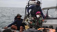Roda pesawat berhasil diangkat.
