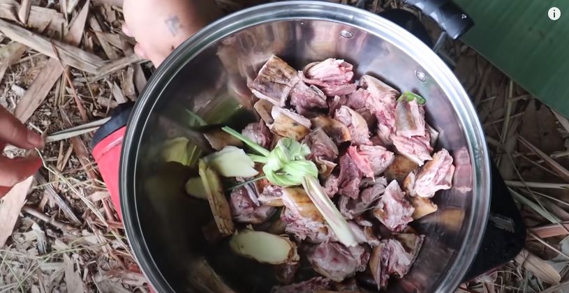 Wow! YouTuber Ini Masak Daging Tikus Bambu di Tengah Hutan