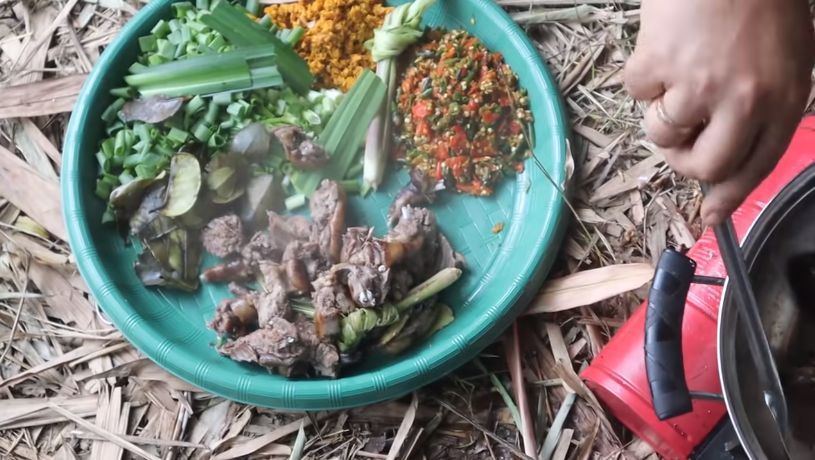 Wow! YouTuber Ini Masak Daging Tikus Bambu di Tengah Hutan