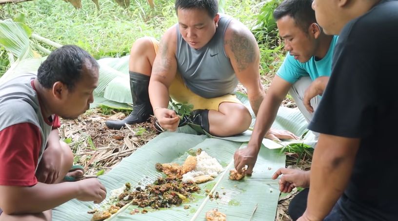 Wow! YouTuber Ini Masak Daging Tikus Bambu di Tengah Hutan