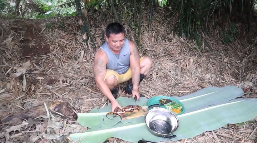 Wow! YouTuber Ini Masak Daging Tikus Bambu di Tengah Hutan