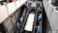 Para prajurit menurunkan perahu boat dari atas kapal KRI Gilimanuk, di perairan Kepulauan Seribu, Minggu (10/1)