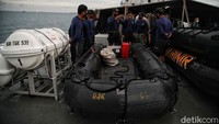 Pencarian ini juga melihatkan penyelam Komando Pasukan Katak (Kopaska).