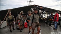 Prajurit TNI AL yang tergabung dalam Kopaska, Denjaka, Taifib, Dislambair melakukan persiapan pencarian pesawat Sriwijaya Air SJ182.