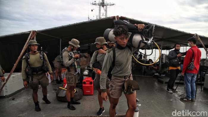 Melihat Persiapan Prajurit TNI AL Mencari Pesawat Sriwijaya 182 Prajurit TNI AL melakukan persiapan pencarian serpihan Sriwijaya 182 di perairan Kepulauan Seribu, Minggu (10/1). Begini potretnya.
