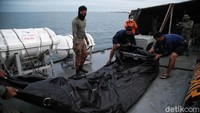 Setidaknya tujuh KRI telah berlabuh di antara pulau Lancang dan Pulau Laki untuk melakukan pencarian korban dan puing pesawat Sriwijaya Air SJ182.