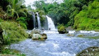  Air terjunnya yang berwarna biru menarik perhatian wisatawan. Curug Sumba ditempuh selama kurang lebih 30 menit dari Alun-Alun Kota Purbalingga. (Vandi Romadhon/detikcom)