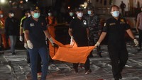 Petugas DVI Polri membawa kantong jenazah yang diduga berisi potongan tubuh korban pesawat Sriwijaya Air SJ 182 rute Jakarta-Pontianak yang hilang kontak di perairan Pulau Seribu, di Dermaga JICT, Jakarta, Minggu (10/1/2021) dini hari. ANTARA FOTO/Akbar Nugroho Gumay