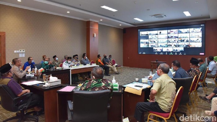 Sasaran awal vaksinasi COVID-19 di Lamongan ditujukan ke tenaga kesehatan. Hingga kini, sudah ada 6.040 tenaga kesehatan untuk alokasi vaksinasi.