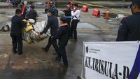 Petugas Kapal Patroli KPLP KN. Trisula dari Pangkalan PLP Tanjung Priok menemukan benda yang diduga serpihan pesawat Sriwijaya Air SJ 182 rute Jakarta-Pontianak yang hilang kontak di perairan Pulau Seribu, Jakarta. Barang-barang itu pun dikumpulkan di posko Krisis Center JICT II, Tanjung Priok. Foto: ANTARA FOTO/GALIH PRADIPTA