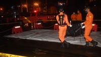 Barang-barang yang ditemukan di atas perairan Kepulauan Seribu itu diduga material dan serpihan dari Pesawat Sriwijaya Air SJ182 yang hilang kontak setelah lepas landas 4 menit dari Bandara Soetta. ANTARA FOTO/Akbar Nugroho Gumay