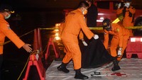 Petugas Basarnas mengangkat benda yang diduga serpihan dari pesawat Sriwijaya Air SJ182 rute Jakarta-Pontianak yang hilang kontak di perairan Pulau Seribu, di Dermaga JICT, Jakarta, Minggu (10/1/2021) dini hari. ANTARA FOTO/Akbar Nugroho Gumay