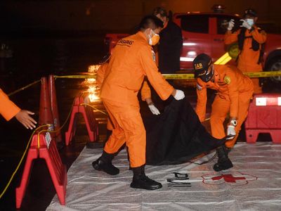 Foto: Benda Diduga Serpihan Pesawat Sriwijaya Air SJ182 Dikumpulkan