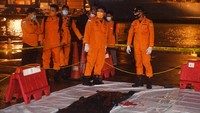 Presiden Joko Widodo juga telah memberi arahan kepada tim Basarnas dan jajaran untuk memaksimalkan pencarian. Sejumlah kapal Basarnas juga sudah telah dikerahkan. Sebanyak 4 kapal, 3 kapal karet, 3 sea rider. Kondisi cuaca saat ini juga dikoordinasikan dengan BMKG. ANTARA FOTO/Akbar Nugroho Gumay