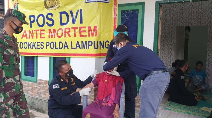 Polda Lampung mengambil sampel DNA dari keluarga 3 penumpang Sriwijaya Air yang jatuh di Perairan Kepulauan Seribu