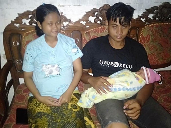 Kabar bahagia datang dari Muhammad Ponari Rahmatullah (21) yang terkenal sebagai dukun cilik dari Jombang. Kelahiran anak perempuannya membuat Ponari kini menjadi seorang ayah.