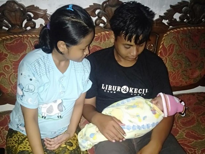 Kabar bahagia datang dari Muhammad Ponari Rahmatullah (21) yang terkenal sebagai dukun cilik dari Jombang. Kelahiran anak perempuannya membuat Ponari kini menjadi seorang ayah.
