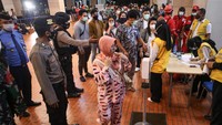 Kementerian Perhubungan mendirikan posko crisis center di Terminal 2D untuk mengakomodir segala informasi terkait hilangnya pesawat tersebut. ANTARA FOTO/Fauzan