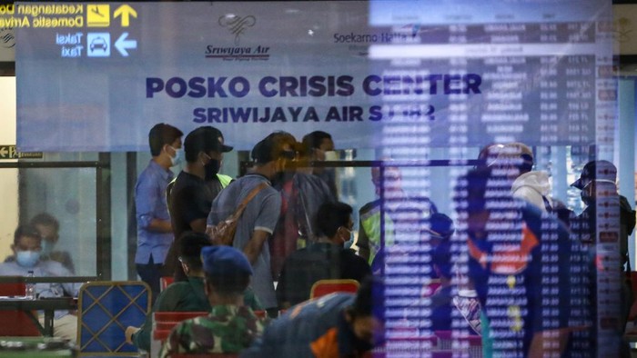 POSKO CRISIS CENTER DI BANDARA SOETTA Sejumlah warga yang merupakan kerabat dari penumpang pesawat Sriwijaya Air SJ182 rute Jakarta-Pontianak menunggu di Posko Crisis Center Terminal 2D Bandara Soekarno-Hatta, Tangerang, Banten, Sabtu (9/1/2021). Kementerian Perhubungan mendirikan posko crisis center di Terminal 2D untuk mengakomodir segala informasi terkait hilangnya pesawat tersebut. ANTARA FOTO/Fauzan/foc.