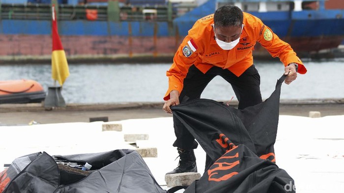 Basarnas kembali menerima 8 body bag terkait evakuasi Sriwijaya Air SJ182. Lima dari 8 body bag itu berisi potongan tubuh manusia.