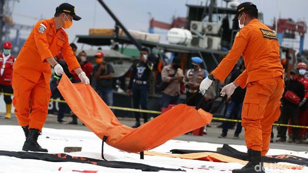 Basarnas kembali menerima 8 body bag terkait evakuasi Sriwijaya Air SJ182. Lima dari 8 body bag itu berisi potongan tubuh manusia.