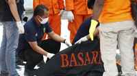 Basarnas kembali menerima 8 body bag terkait evakuasi Sriwijaya Air SJ182. Lima dari 8 body bag itu berisi potongan tubuh manusia.